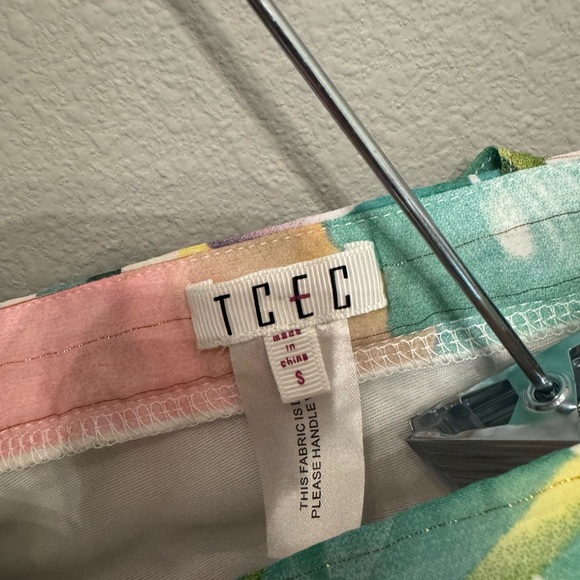 Floral V-Neck Ruffle Top - Picture 5 of 6